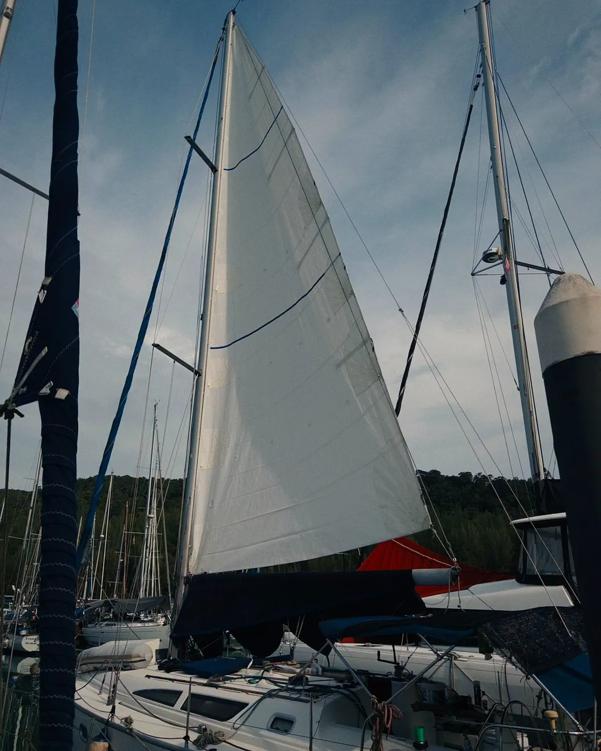 A short batten mainsail